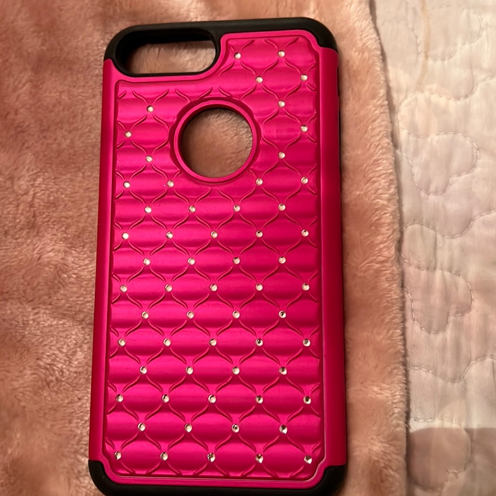IPhone 7 Plus pink with rhinestones and rubber piece in the middle. Shockproof.